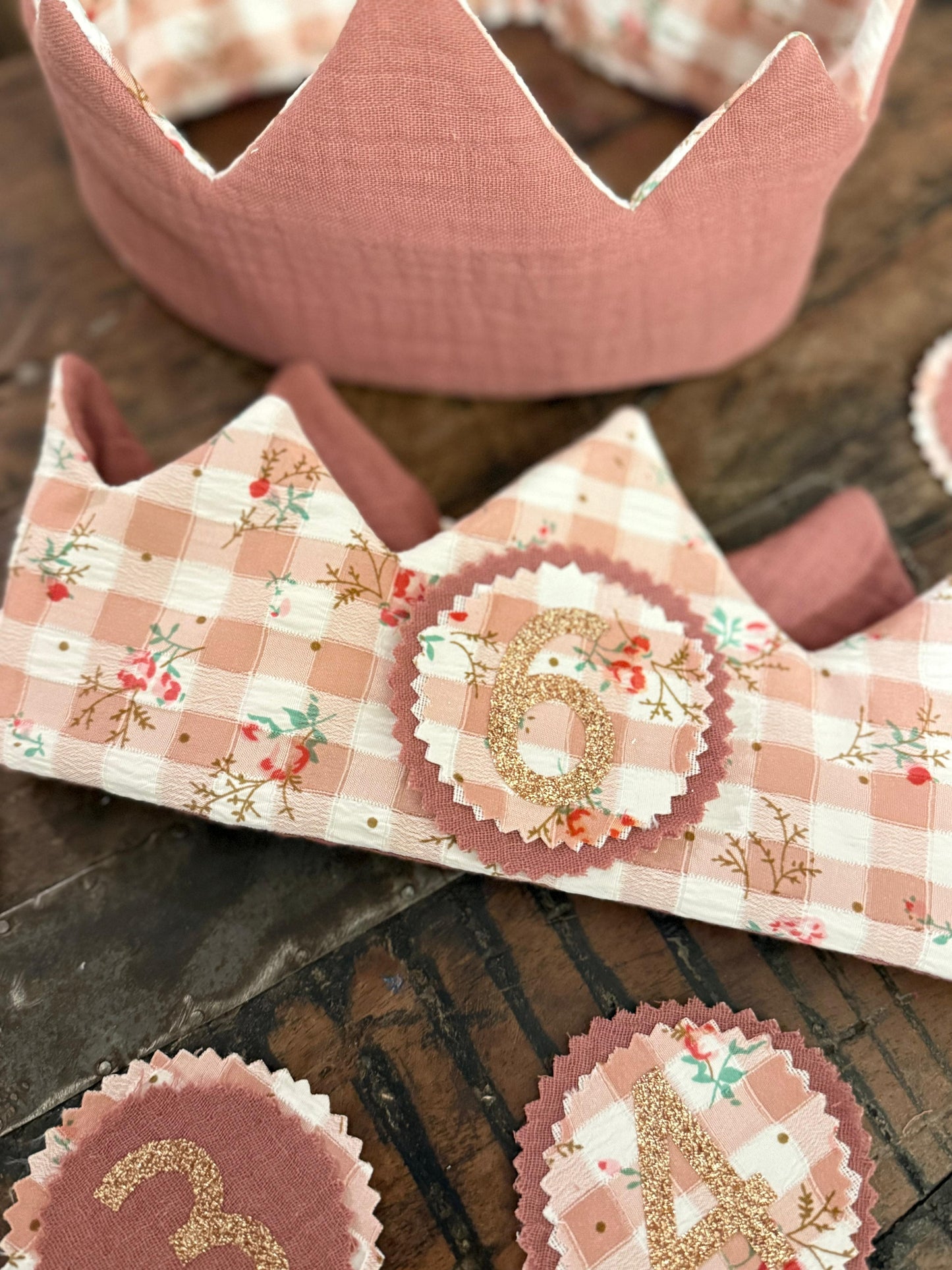 Corona de cumpleaños de tela reversible con números rosa