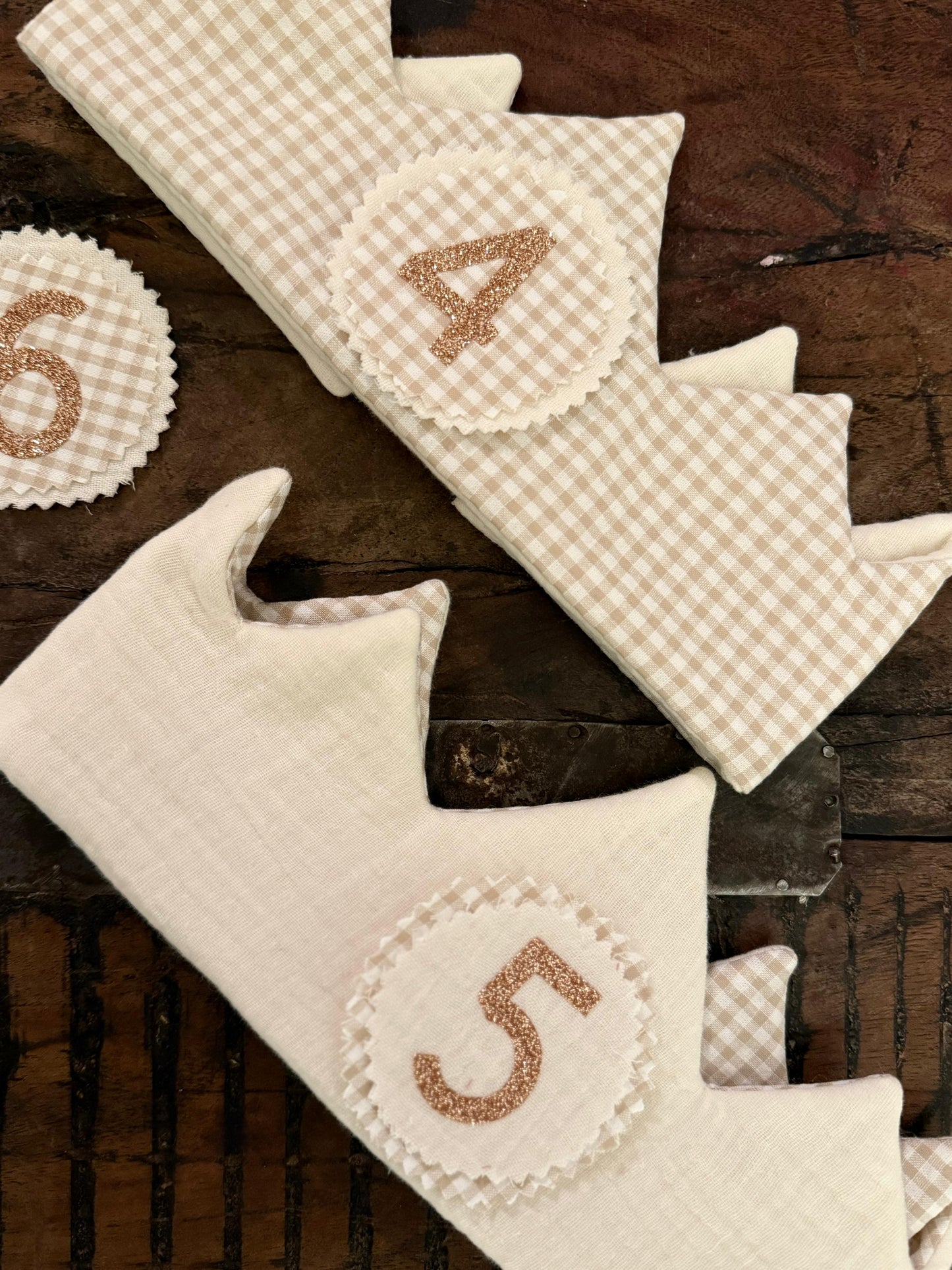 Corona de cumpleaños de tela reversible con números beige