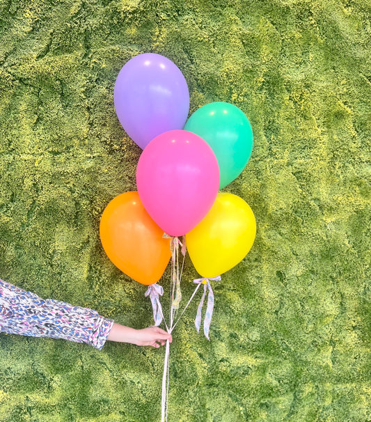 Ramo de 5 globos con mini lazos y bolsa pequeña de flores