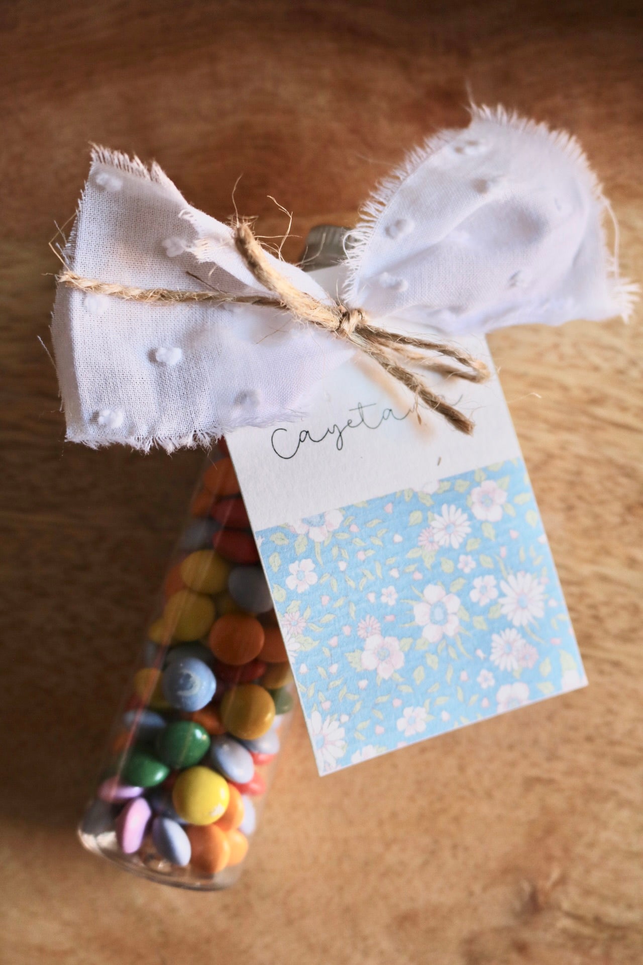 Tubo de lacasitos con etiqueta