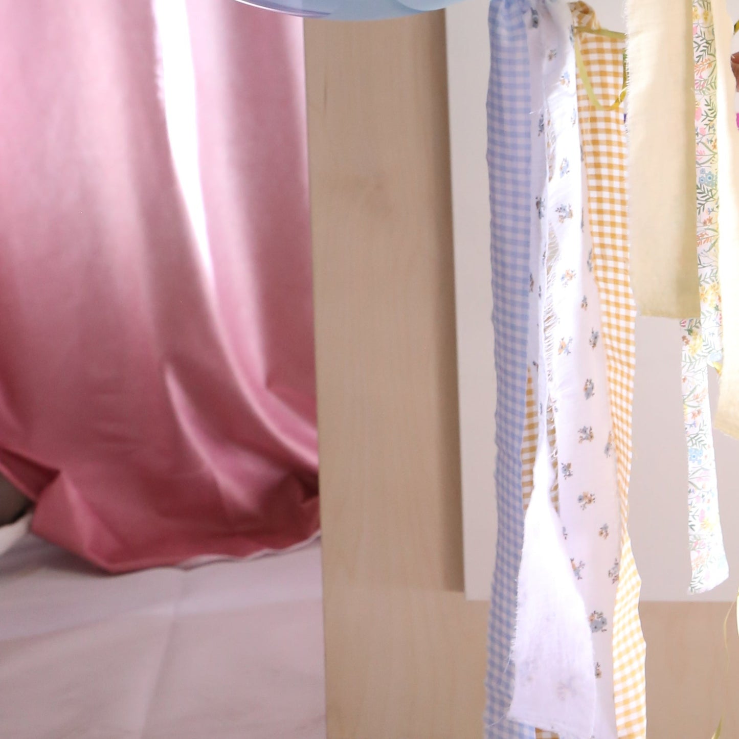 Lazo de tela bambula blanca con flores azules