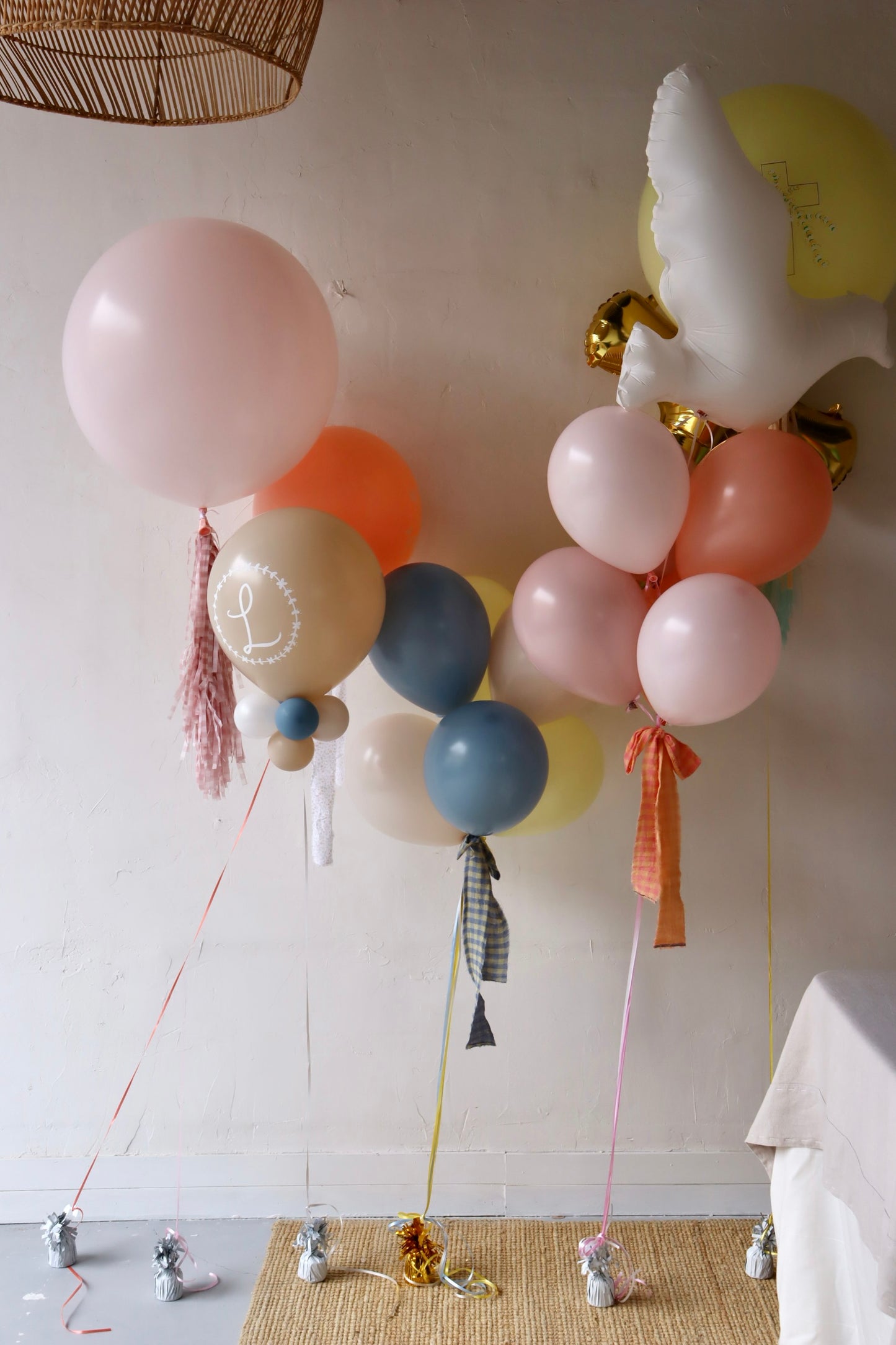 Globo L con inicial cursiva y mini globos