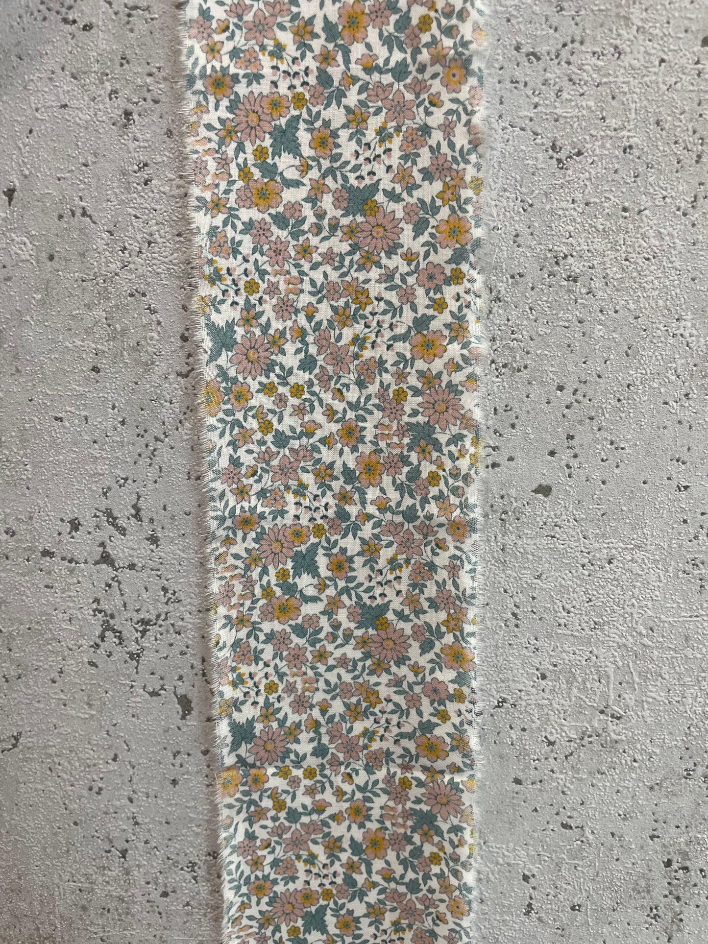 Lazo de tela con flores rosa maquillaje, mostaza y verde