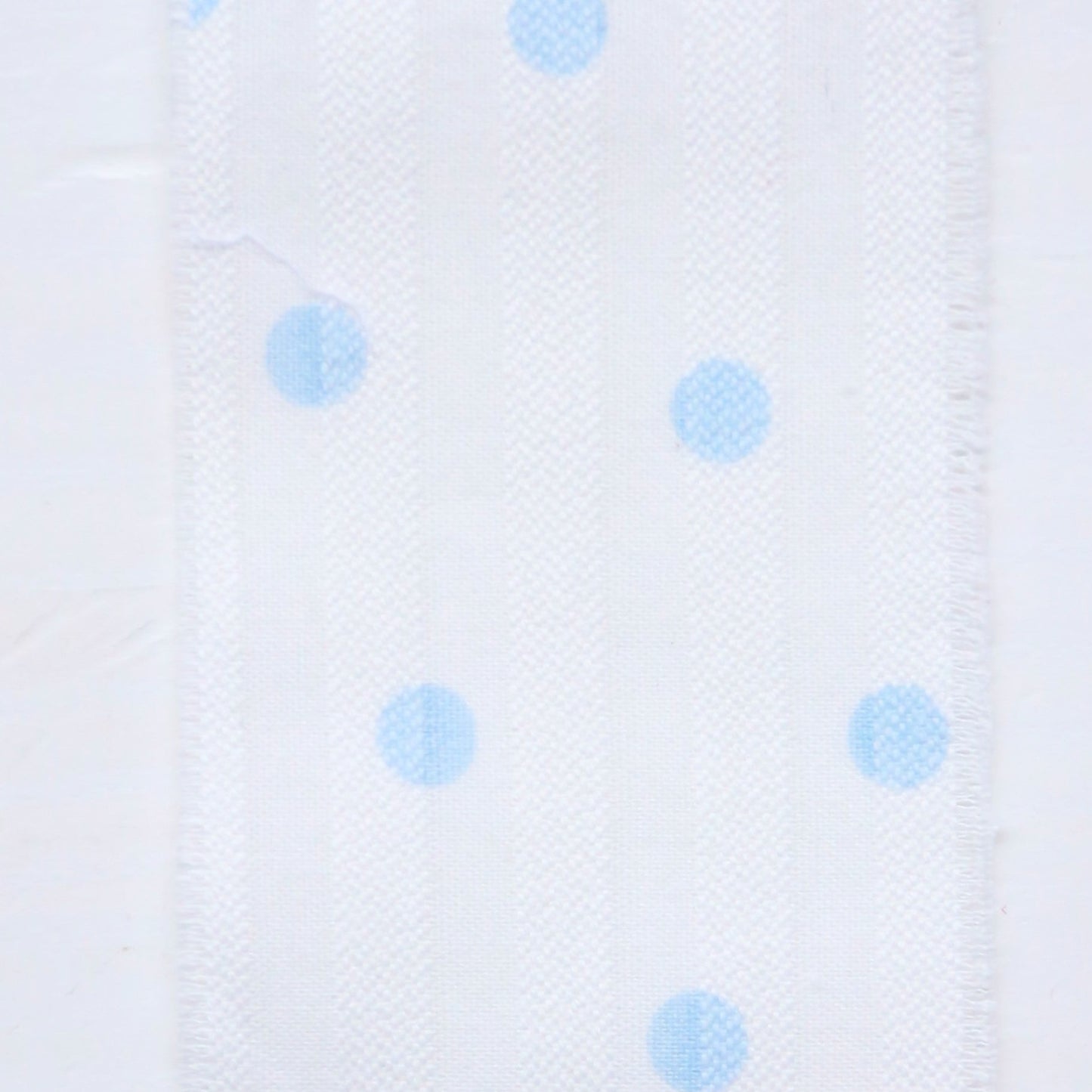 Lazo de tela blanco con lunares celeste