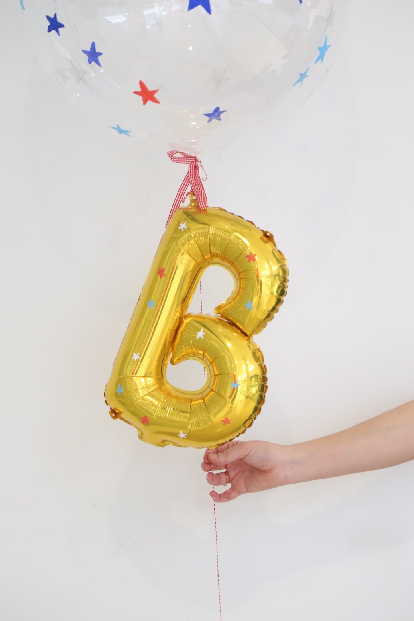 Globo burbuja con estrellitas e inicial