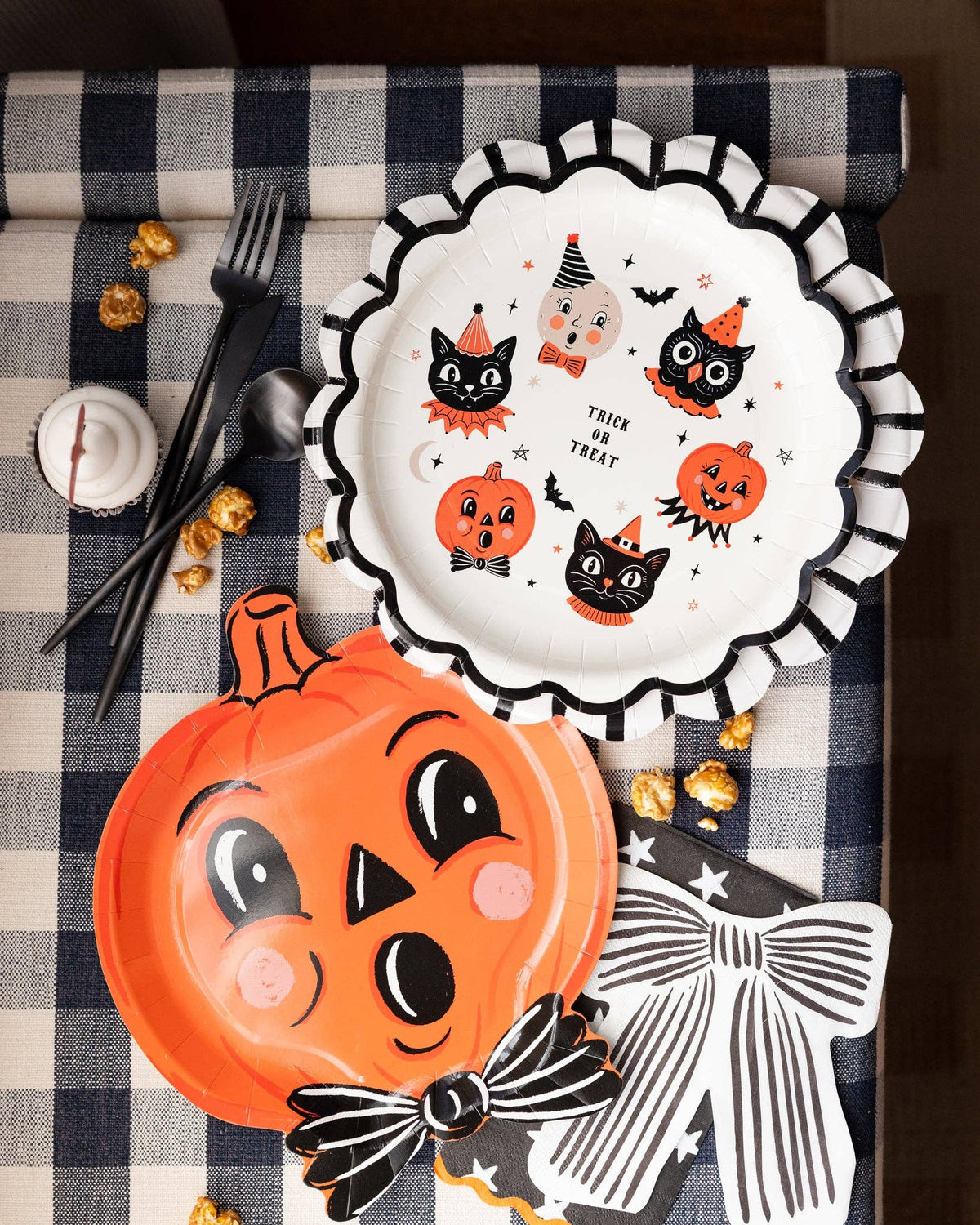 Plato con personajes de Halloween- pack 8 uds.