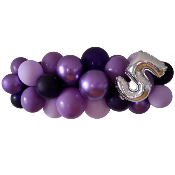 Guirnalda globos tonos morados con número plateado