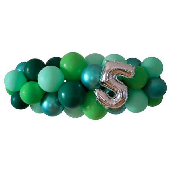 Guirnalda globos tonos verdes con número plateado