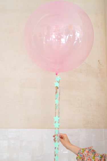 Globo burbuja rosa con lazo y cinta de estrellas menta