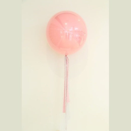 Globo látex rosa pastel dentro de burbuja transparente