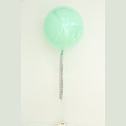 Globo látex verde pastel dentro de burbuja transparente