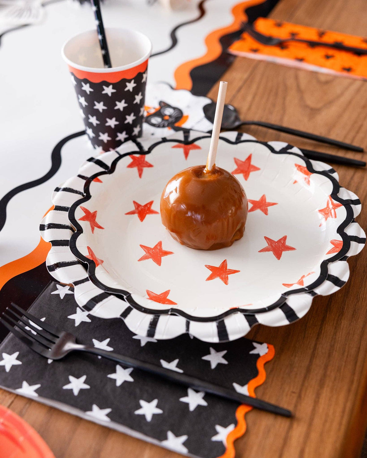 Plato de estrellas naranja y negro- pack 8 uds