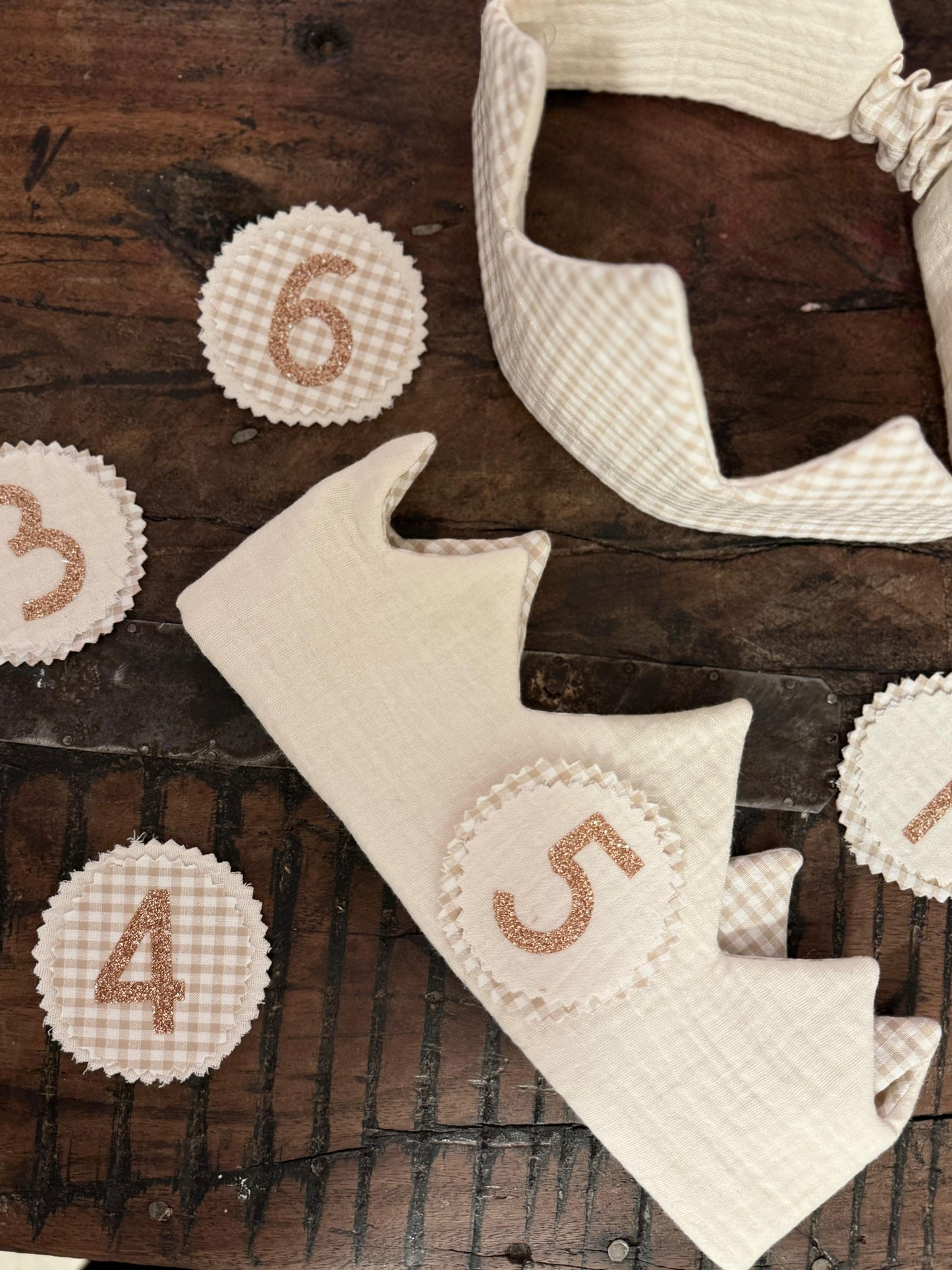 Corona de cumpleaños de tela reversible con números beige