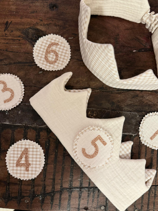 Corona de cumpleaños de tela reversible con números beige