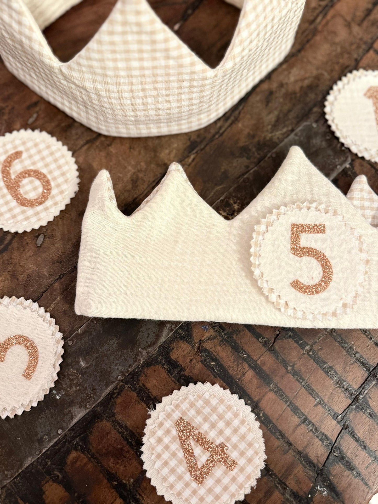 Corona de cumpleaños de tela reversible con números beige