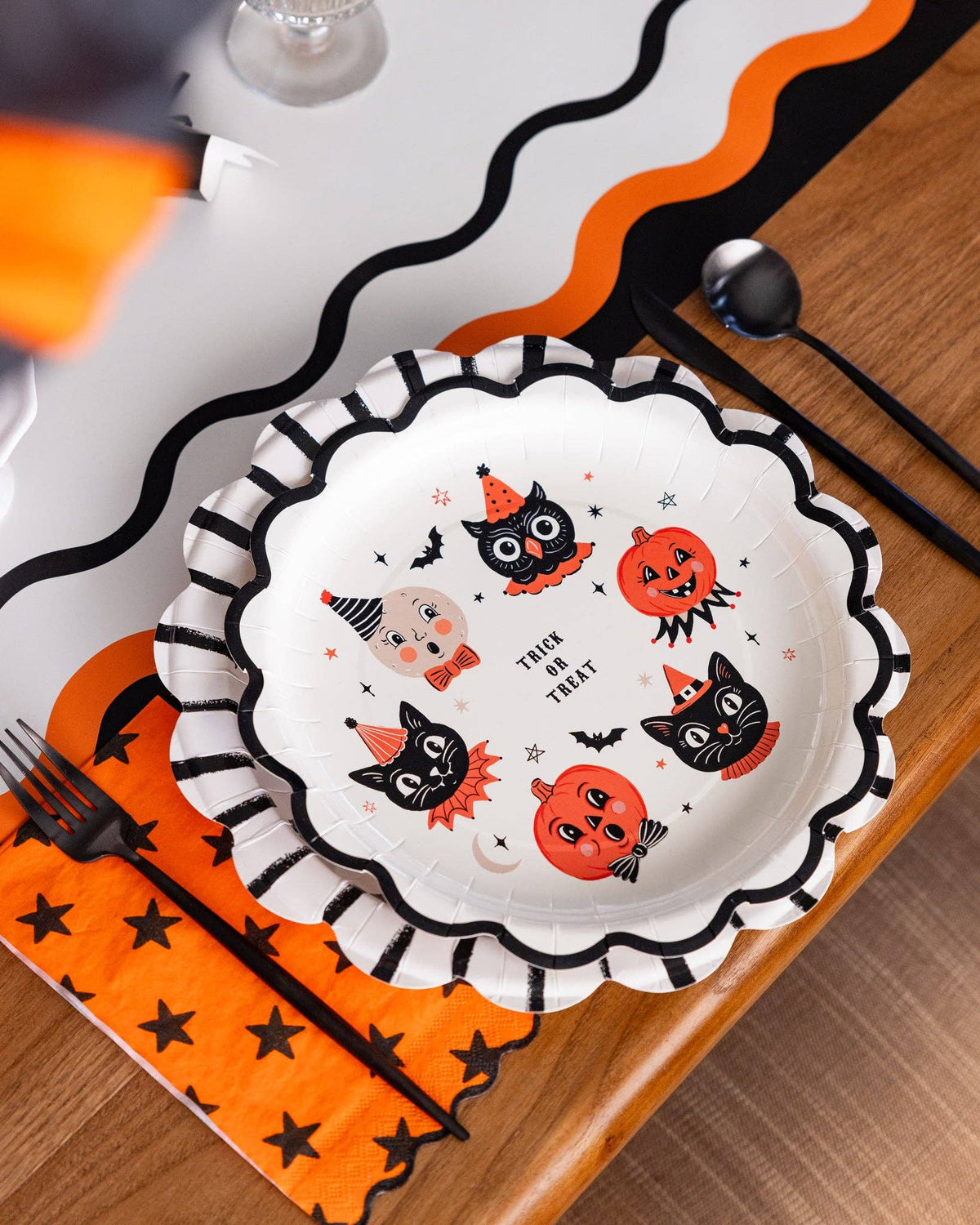 Plato con personajes de Halloween- pack 8 uds.