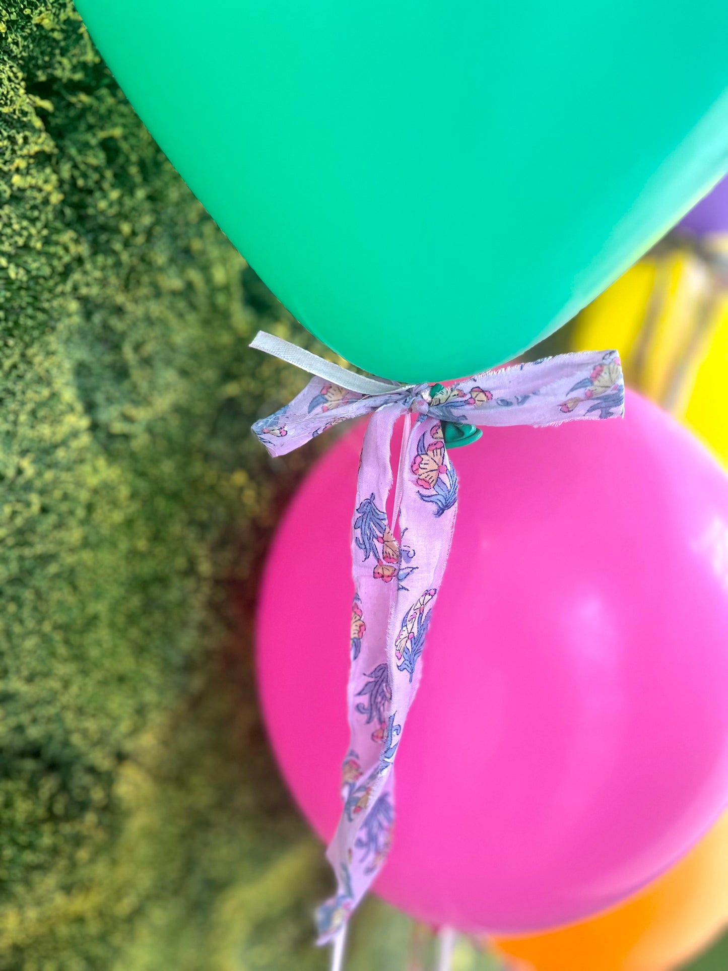 Ramo de 5 globos con mini lazos y bolsa pequeña de flores