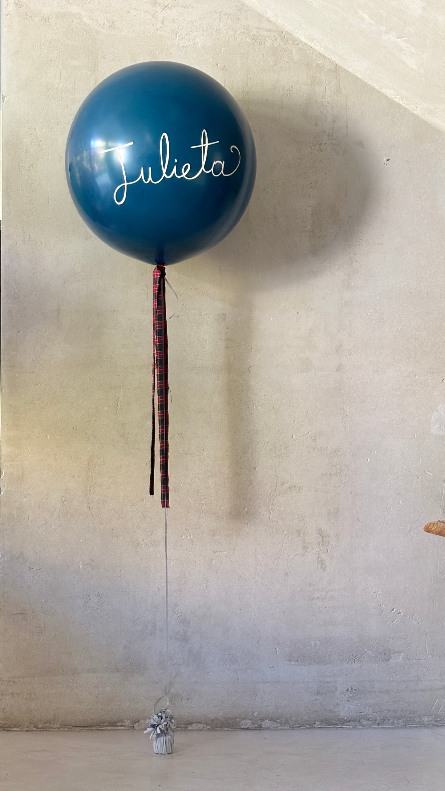 Globo XL Azul con Lazo Tartán