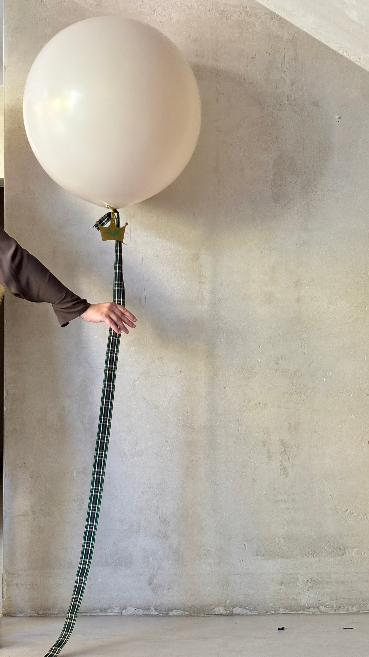 Globo XL con corona de metacrilato personalizable