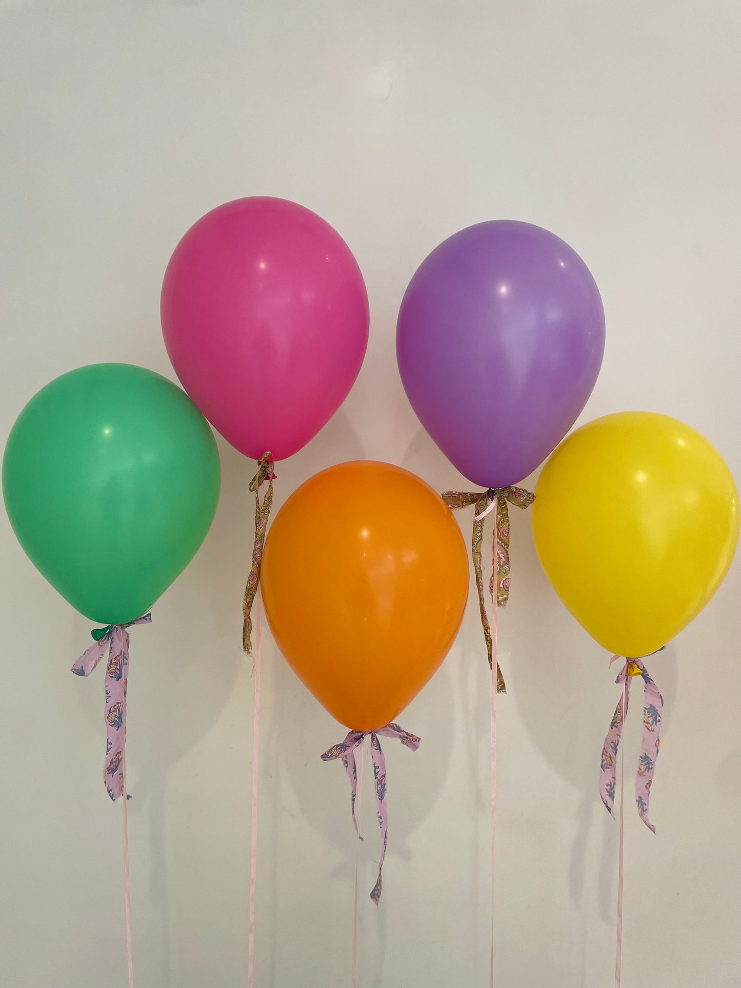 Ramo de 5 globos con mini lazos y bolsa pequeña de flores