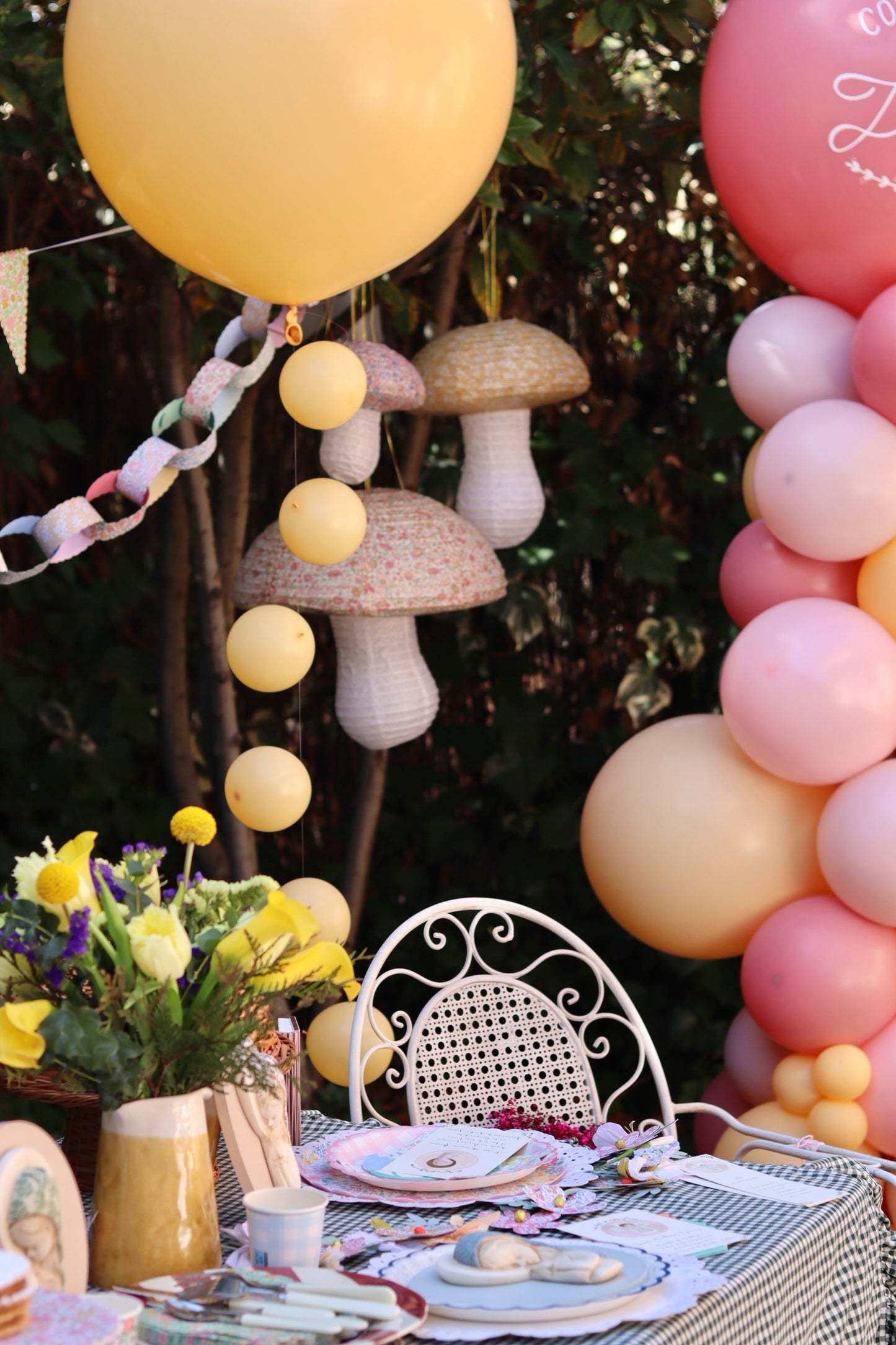 Globo XL con cruz dibujada a mano y mini globos