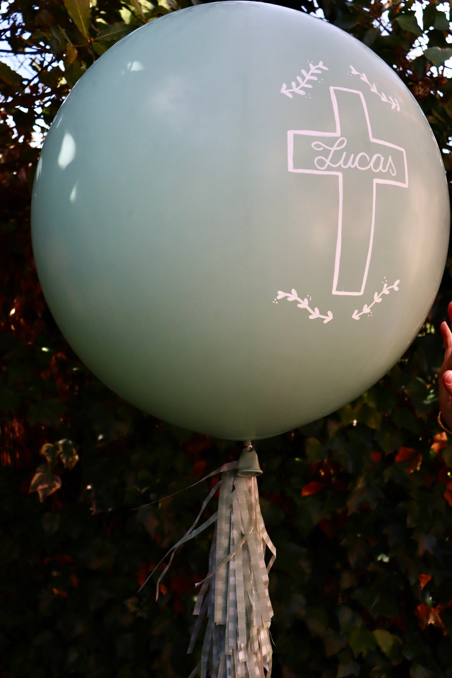 Globo XL con cruz dibujada a mano