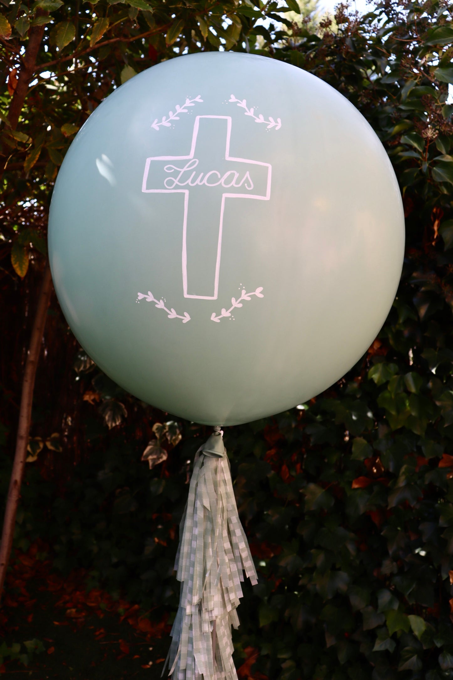 Globo XL con cruz dibujada a mano