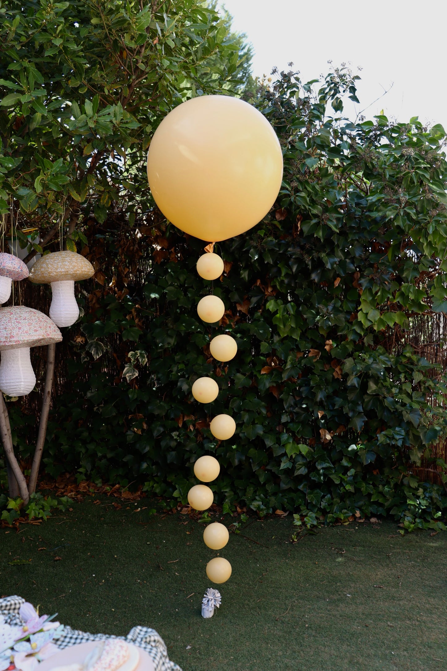 Globo XL con cruz dibujada a mano y mini globos
