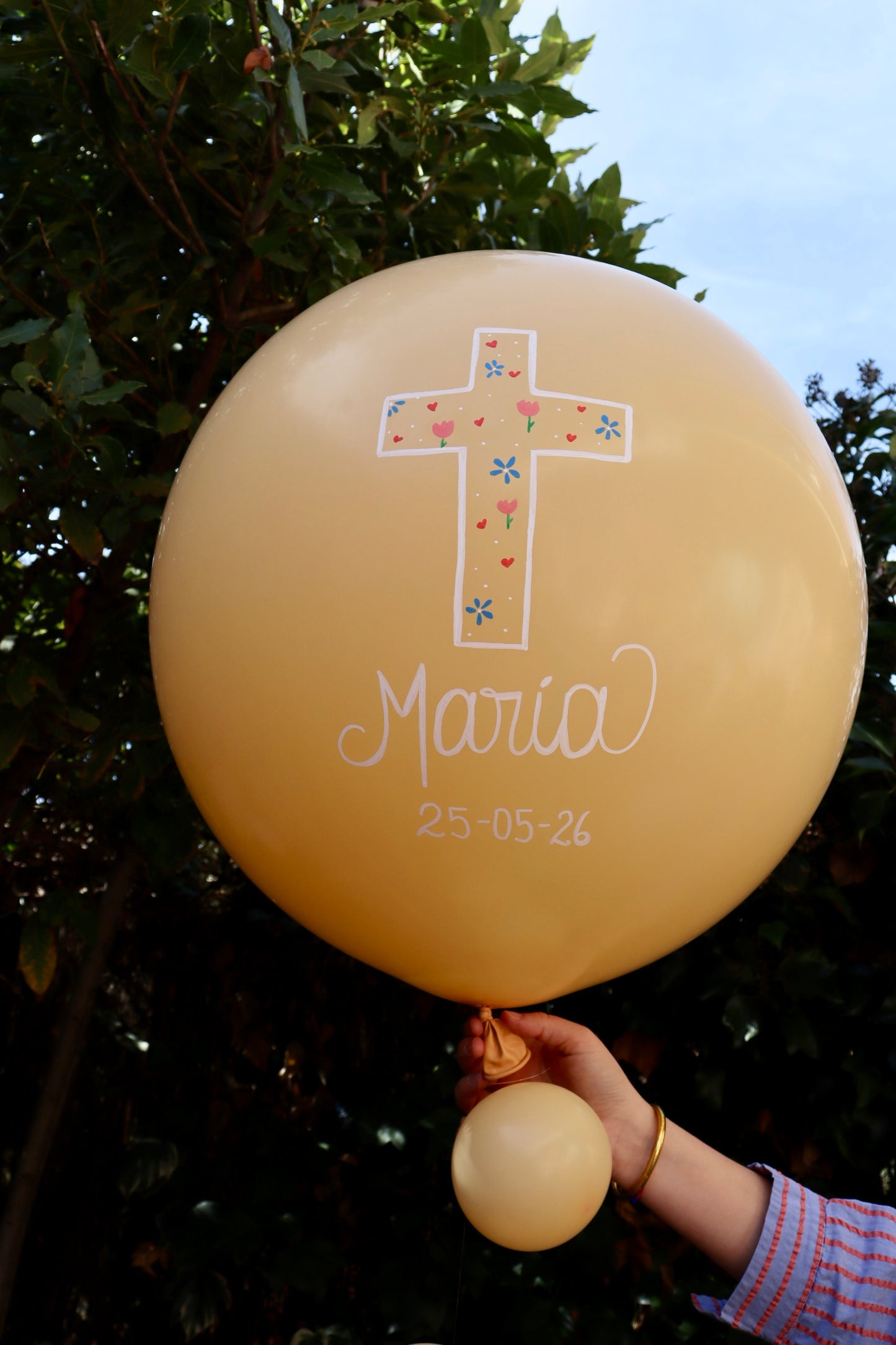 Globo XL con cruz dibujada a mano y mini globos