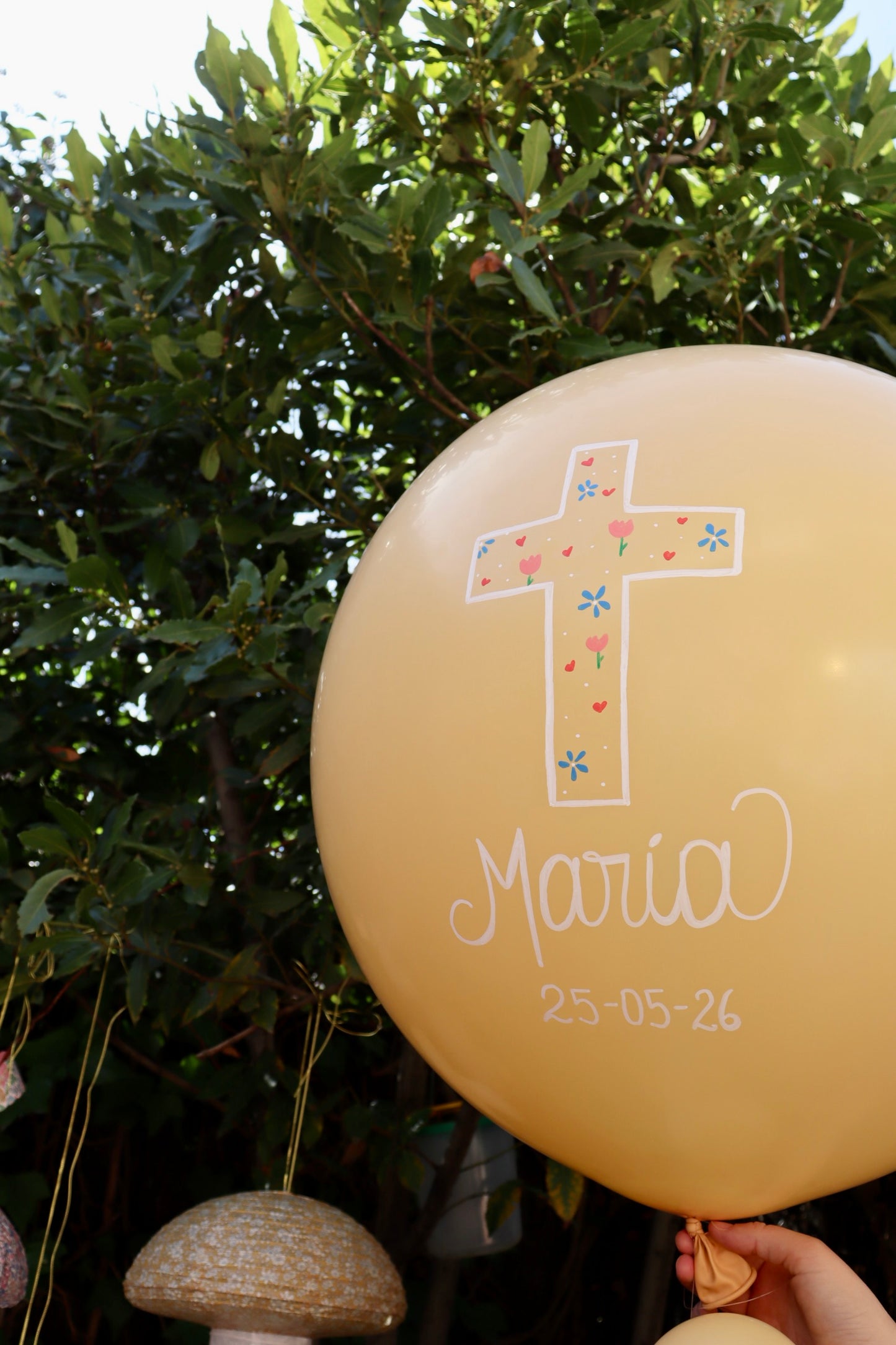 Globo XL con cruz dibujada a mano y mini globos