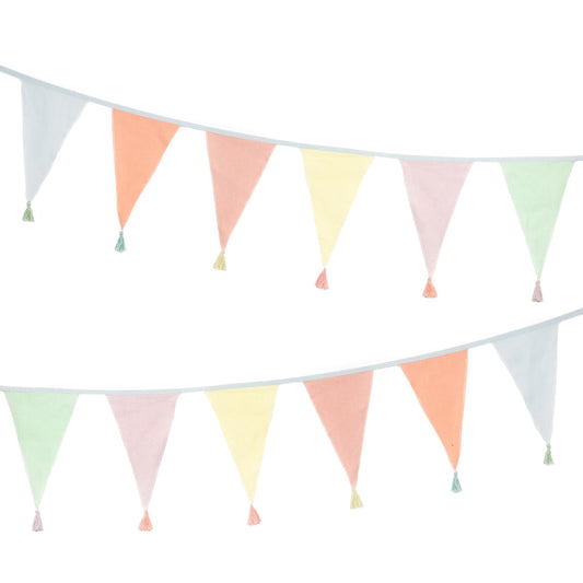 Guirnalda de banderines de tela en colores pastel