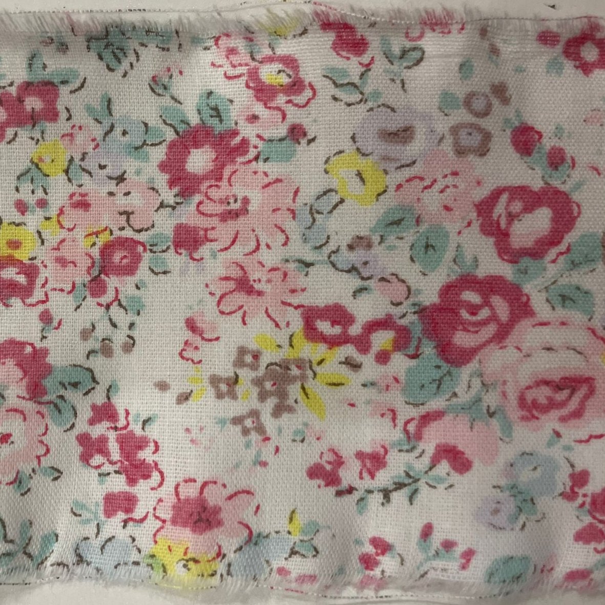Lazo de tela con flores tonos rosa, verde y amarillo