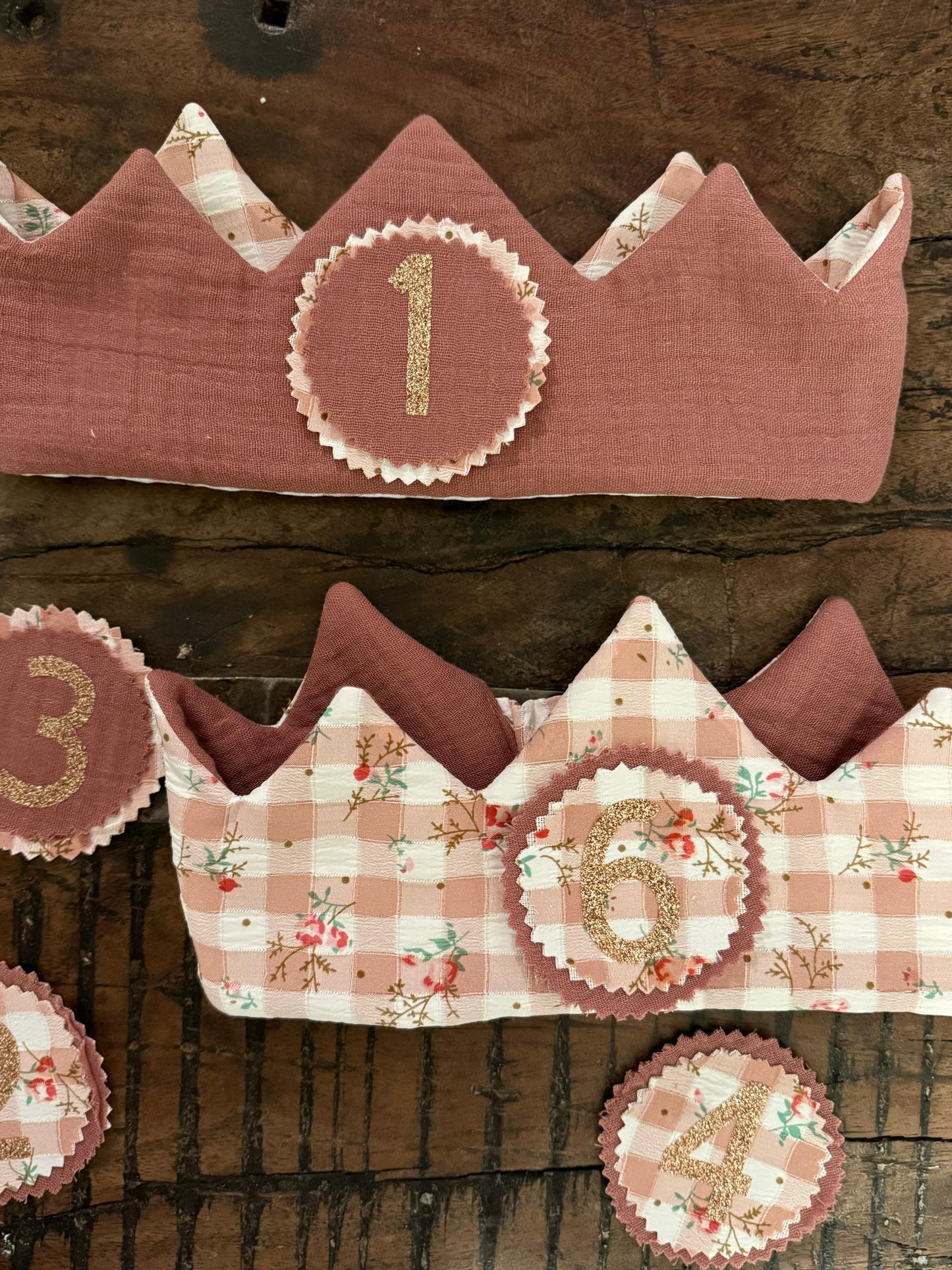 Corona de cumpleaños de tela reversible con números rosa