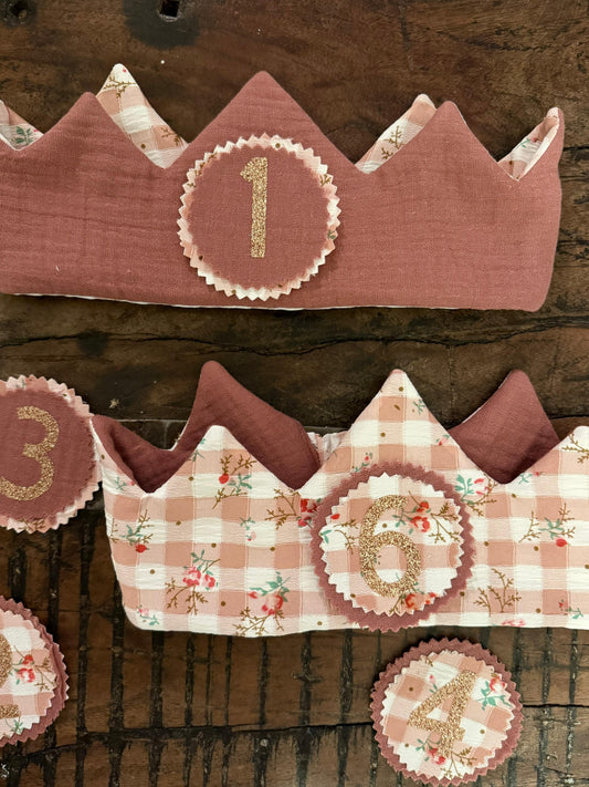 Corona de cumpleaños de tela reversible con números rosa