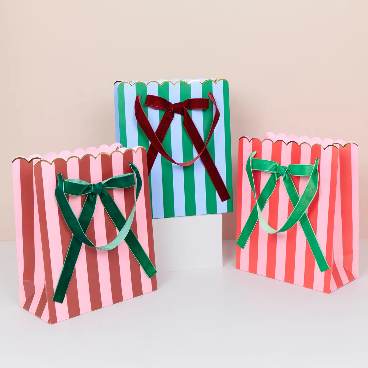 Bolsa de regalo mediana de rayas con lazo terciopelo grande- pack 3 uds.